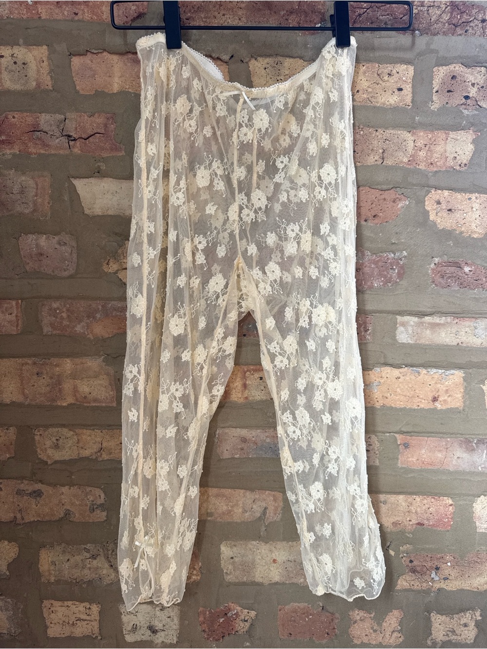 SKIMS Cream Floral Lace Capri Pants